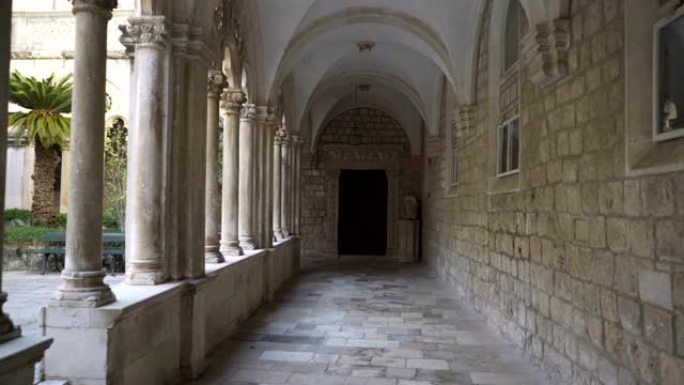 杜布罗夫尼克旧多米尼加修道院中带有美丽拱门和圆柱的回廊