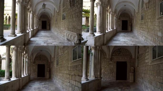 杜布罗夫尼克旧多米尼加修道院中带有美丽拱门和圆柱的回廊