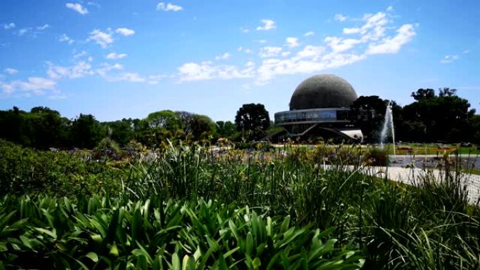布宜诺斯艾利斯天文馆大视野，带池塘和喷泉4k视频