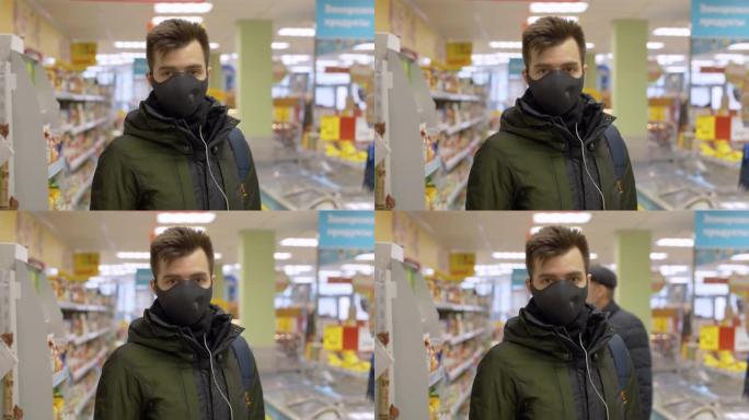 一个站在超市里的男人