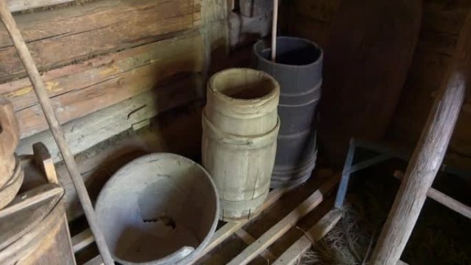 传统木屋中的旧正宗木制器皿和工具