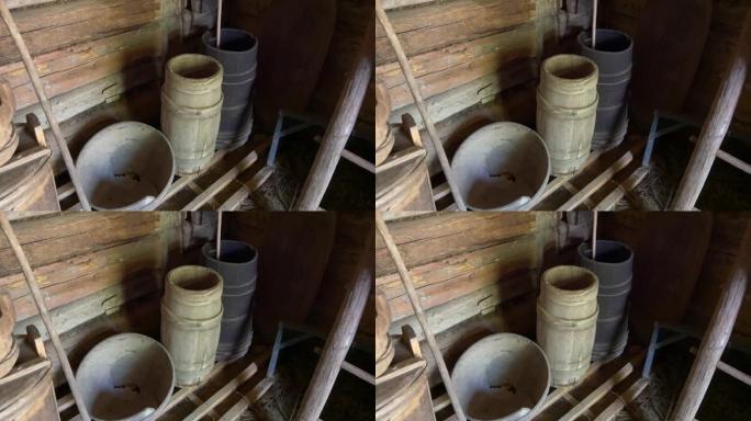 传统木屋中的旧正宗木制器皿和工具