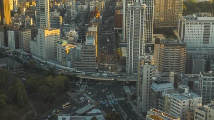 4k延时: 从世贸中心摩天大楼和汽车和人的高峰时段向上倾斜东京城市景观minato主要道路和天际线的