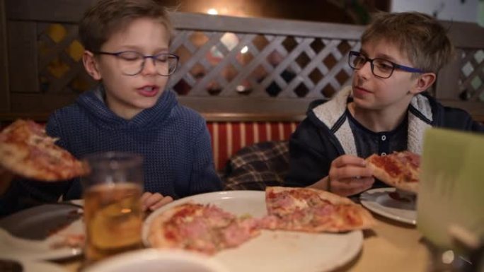 小男孩在餐厅享用披萨