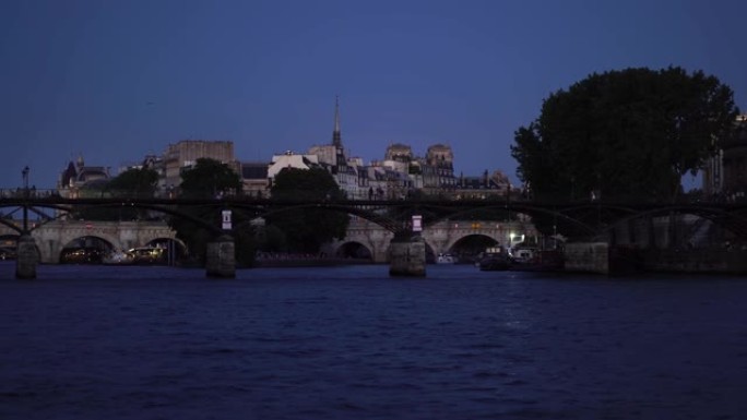 黄昏的巴黎。巴黎建筑建筑，桥梁。塞纳河。