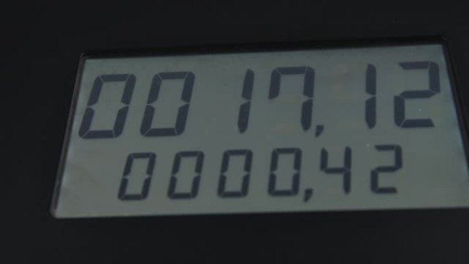 加油期间的屏幕显示加油站的价格和燃油量