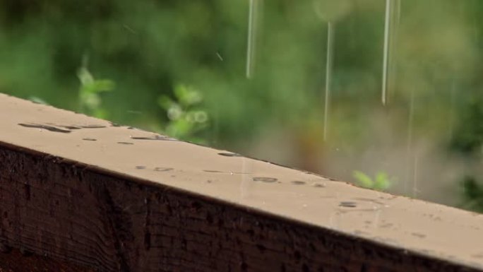 木制家具表面的水滴