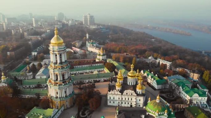 钟塔基辅Pechersk Lavra on evening city