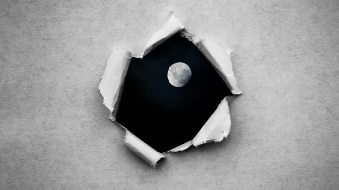 创意4k时间圈视频，在夜空中发光的满月与浮云，可以通过旧复古垃圾老式纸的边缘撕裂的圆形孔看到。