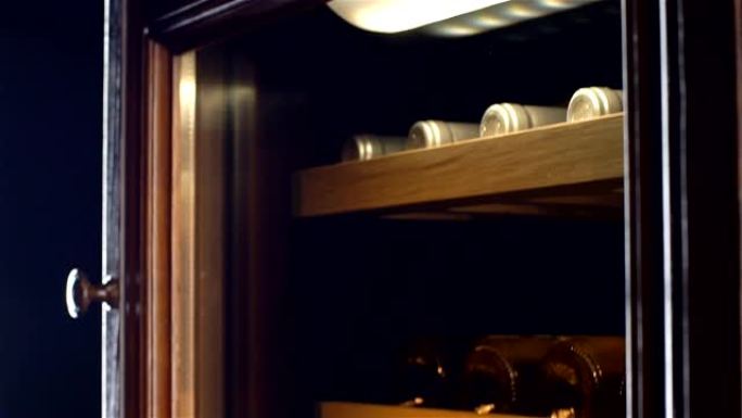 微距相机沿着专为葡萄酒储存而设计的橱柜向上移动
