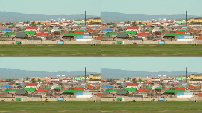 蒙古经典传统城市里的五颜六色的屋顶房子