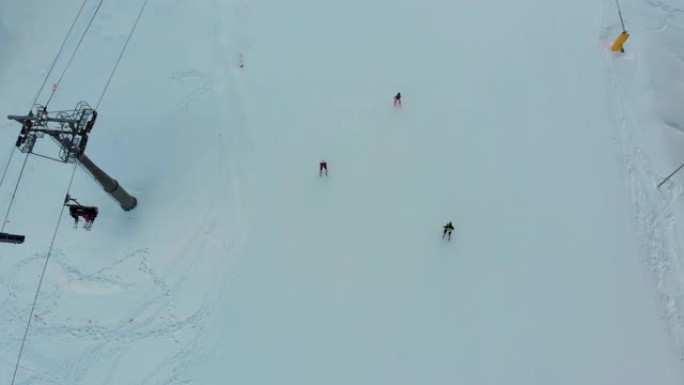 滑雪者在冬季滑下滑雪场和滑雪椅升降机的俯视图
