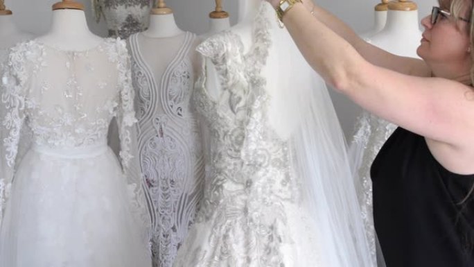 时装设计师调整人体模型上的婚纱