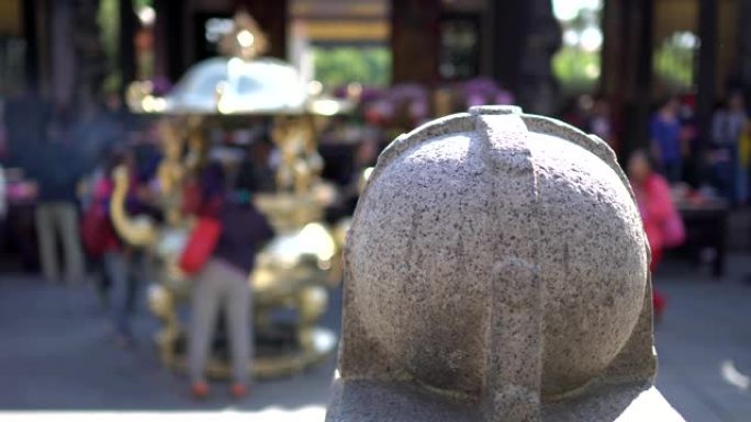 朝拜者和香炉。在亚洲的寺庙里祭拜神或祖先。专注于石球。