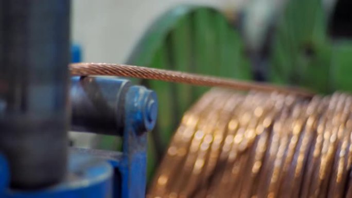 工厂生产铜电缆。特写展示机械