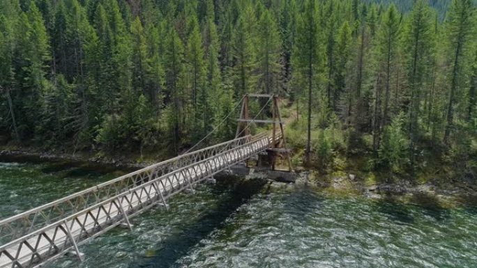 爱达荷州内兹珀斯-克利尔沃特国家森林山区的洛赫萨河上的人行天桥。带有全景摄像机运动的空中无人机视频。