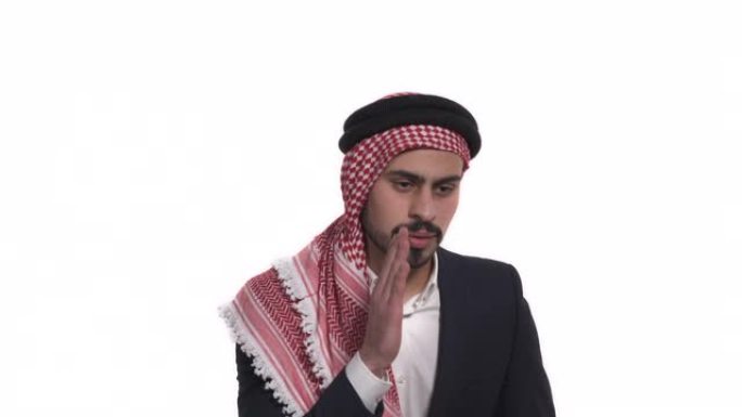 穿着传统沙特服装的千禧一代男人窃窃私语。肢体语言和手势。孤立的，在白色的地面上