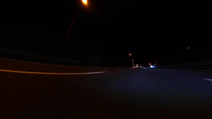 高速公路上的夜间驾驶