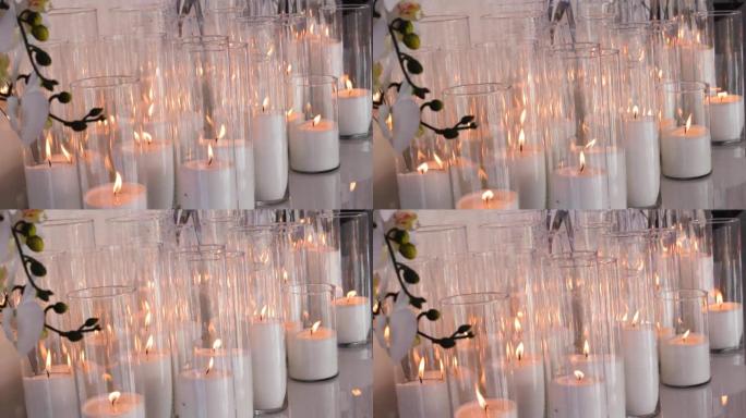 装饰蜡烛在餐厅楼梯的大理石台阶上燃烧，宴会厅的内部，蜡烛火焰