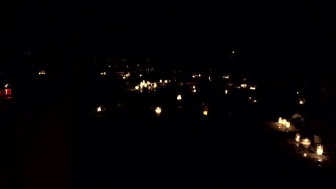 墓碑墓碑坟墓，晚上在墓地燃烧蜡烛。4K