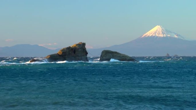 岩石上的波浪和风暴海景 | 静冈库美海岸