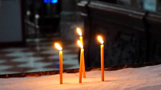 教堂里燃烧的蜡烛蜡烛燃耗祈福祈祷4根蜡烛