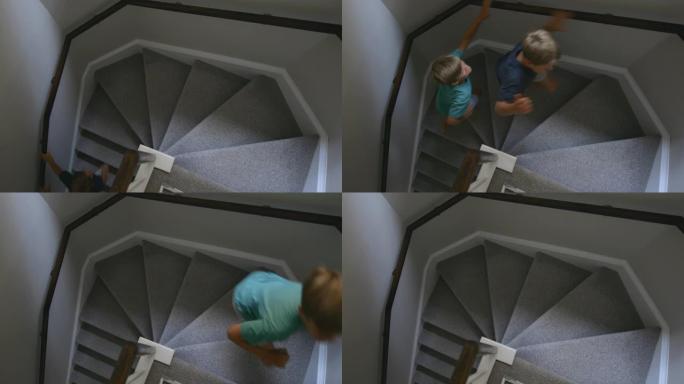 男孩们在楼梯上奔跑