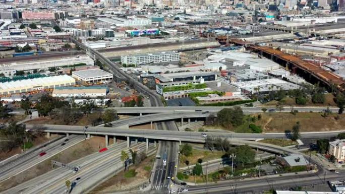 冠状病毒大流行期间空的洛杉矶高速公路