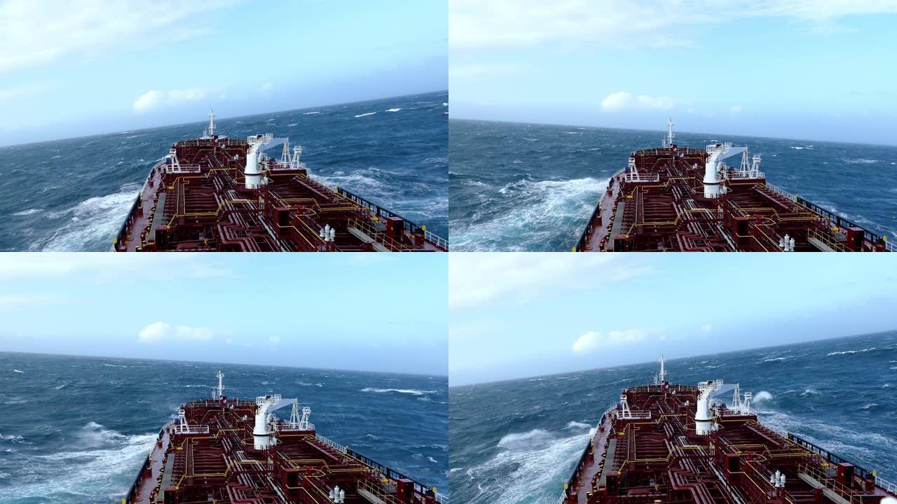 油轮邮轮行驶在海面上