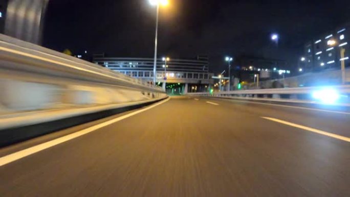 夜间在高速公路上行驶/后视