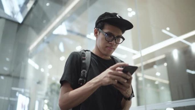 年轻的亚洲男子与背包客在午夜街市旅行