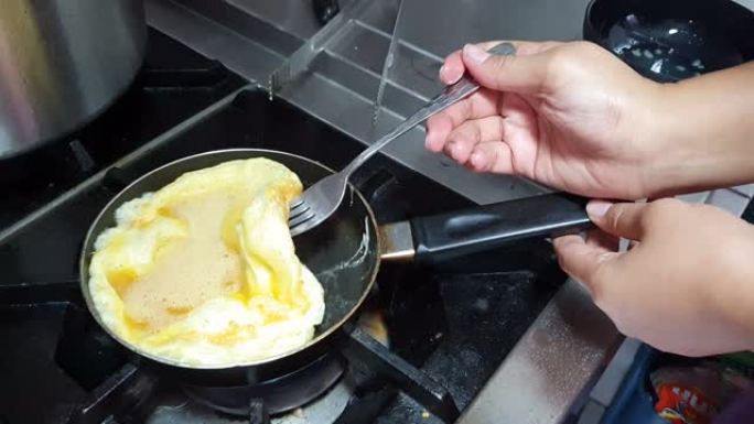 家庭厨房用铁铸盘制作炒鸡蛋的俯视图