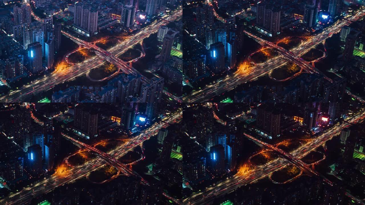 深圳夜间的交通和天际线