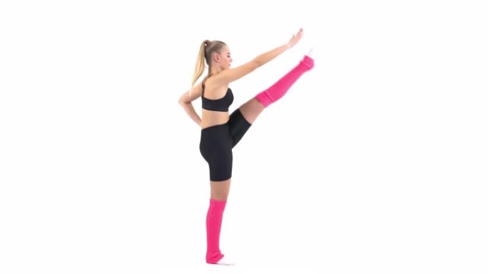 一名专业女运动员练习体操的特写镜头 (前tendu和passe中的平衡)