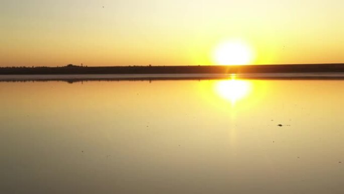 索隆恰克-图兹拉湖上的日落。航空摄影