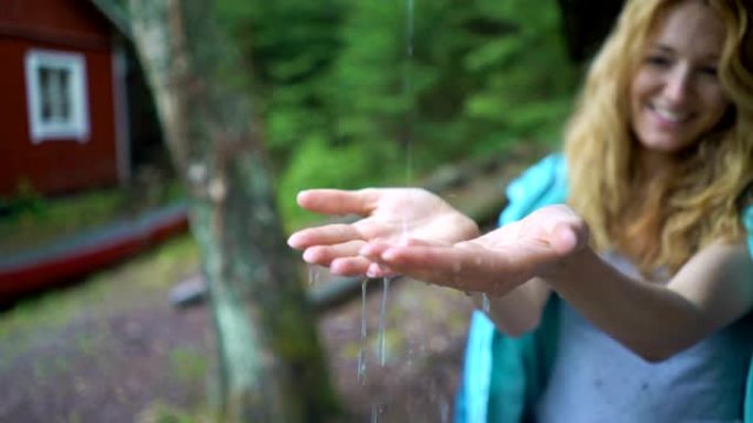 雨中的女性手雨中的女性手