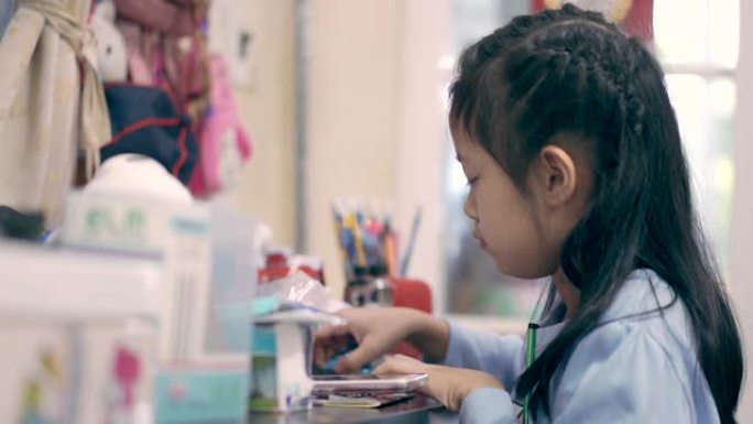 亚洲小女孩用铅笔画画
