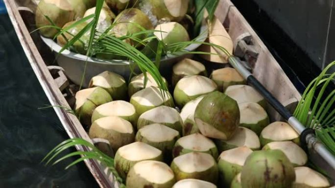船上的新鲜椰子，在泰国的水上市场。