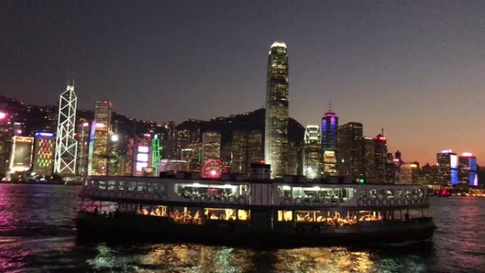 黄昏维多利亚港的香港天星码头
