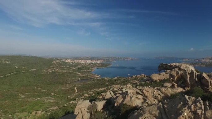 夏季风景秀丽的北撒丁岛海岸