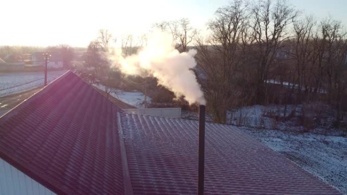 冬天炉子冒烟造成的空气污染。村子里的房子