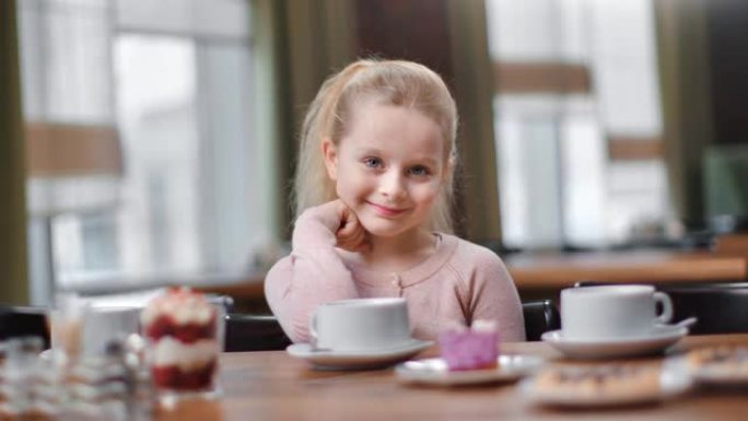 坐在自助餐厅愉快的小孩微笑。用4K红色相机拍摄