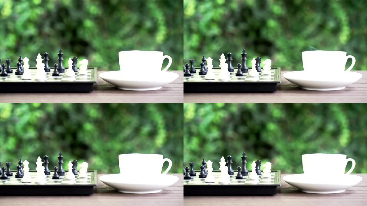 桌上的咖啡与棋盘和棋子一起放松时间
