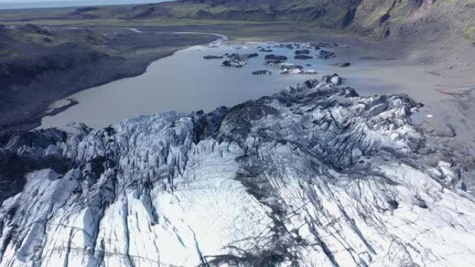 冰岛融化的Solheimajokull冰川的空中4k无人机高角度视图。气候变化，冰川融化，全球变暖概