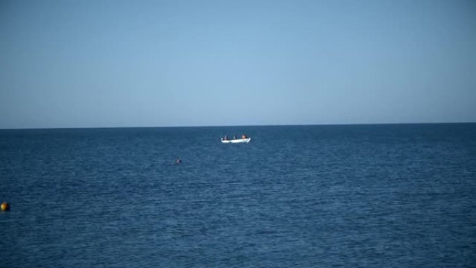 三个渔民坐在船上海面小船小船出海