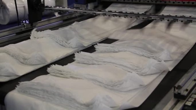 视频显示了一家生产塑料袋的工厂。