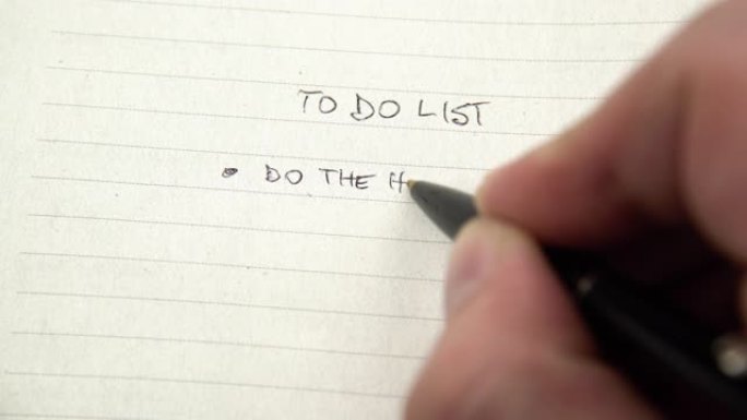 在笔记本上的手工书写任务清单，杂务清单