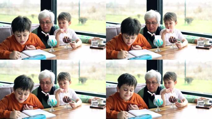 祖母和孙子在咖啡馆里寻找数字平板电脑
