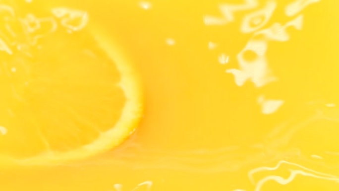 慢动作橙汁中掉落的橙子