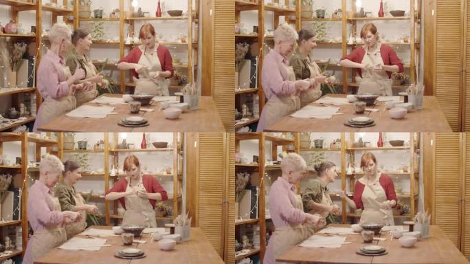 女陶艺老师向老年女士展示如何使用粘土